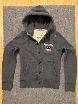 Vintage Hollister Cardigan Med Knappar - Säljer denna otroliga sällsynta och feta Hollister cardigan med knappar | Mycket bra skick | Storlek M men kan passa S! |Längd ≈ 65cm, Bredd armhåla - armhåla ≈53 cm | Modell 175, 68 kg | PRIS KAN DISKUTERAS