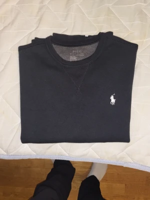 crewneck från Polo Ralph Lauren - Mycket gott skick, mörkblå men ser mera svart ut. Storlek S 