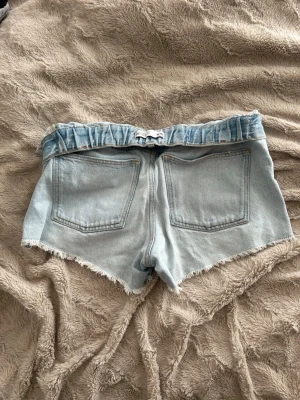 Zara jeansshorts  - Ljusblå jeansshorts från Zara. Midwaist men brukar vika ner kanten så att de blir lowwaist.