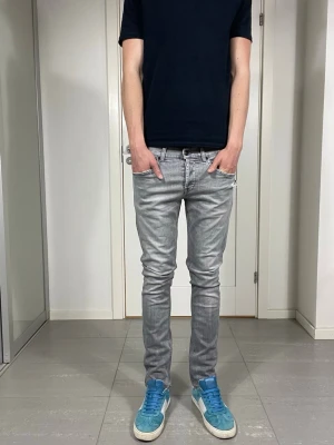 Dondup George Jeans  - Säljer nu dessa Dondup George Jeans med små detaljer med slitningar i populär design, skriv för fler bilder/frågor🙌🏼