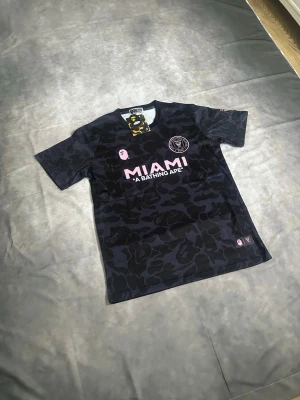 Inter miami x bape fotbollströja - Svart Inter Miami x BAPE tröja – strl M 🖤🔥   Sjukt clean collab, bra skick och sitter perfekt.    📦 Snabb frakt   💸 Pris kan diskuteras vid snabb affär  