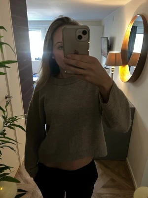 Brun/beige stickad tröja  - Jätte skön ljusbrun stickad tröja, Strlk M men sitter mer som S! 