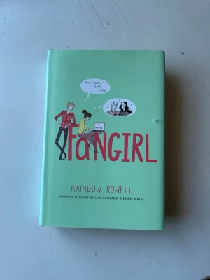Fangirl av Rainbow Rowell - Fangirl av Rainbow Rowell. Inbunden, inga skavanker✨