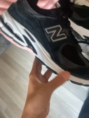 Svarta New Balance sneakers - Säljer ett par svarta New Balance sneakers. Skorna är i väldigt fint skick och endast använda några ggr. Inga skador eller slitningar – ser i princip nya ut.  Säljs då de tyvärr inte kommer till användning. Perfekta till både vardag och träning. Köptta för 1700kr