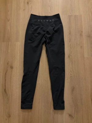 Relode  - Använda och lite noppriga i grenen, samt en liten lagning på vänster höft då jag råkat gå in i något vasst. Se bilderna för skicket, därav priset men har mycket kvar att ge!   Färg: Svart   Se mina övriga Relode annonser 🌸