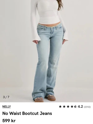 Bootcut jeans i ljusblå denim Nelly - Snygga bootcut jeans från Nelly i ljusblå tvätt med låg midja, Jeansen är bootcut i passformen med råa kanter vid benslut.💞                                                                                 Säljer för 450kr!