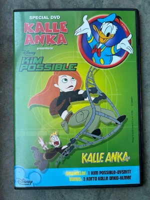 Kalle anka presenterar Kim possible dvd  - Special DVD med Kalle Anka och Kim Possible. Innehåller 1 Kim Possible-avsnitt och 3 korta Kalle Anka-filmer.  Finns på språk: Svenska   OBS!! skivorna är begagnade så det kan förekomma repor/hairlines på skivorna, men då jag kollar igenom alla filmer jag säljer garanterar jag att alla funkar felfritt om inget annat står! :)