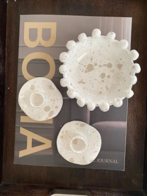 Skål med bollar och 2 ljusstakar med prickigt mönster - Skål med bollar och 2 ljusstakar med prickigt mönster