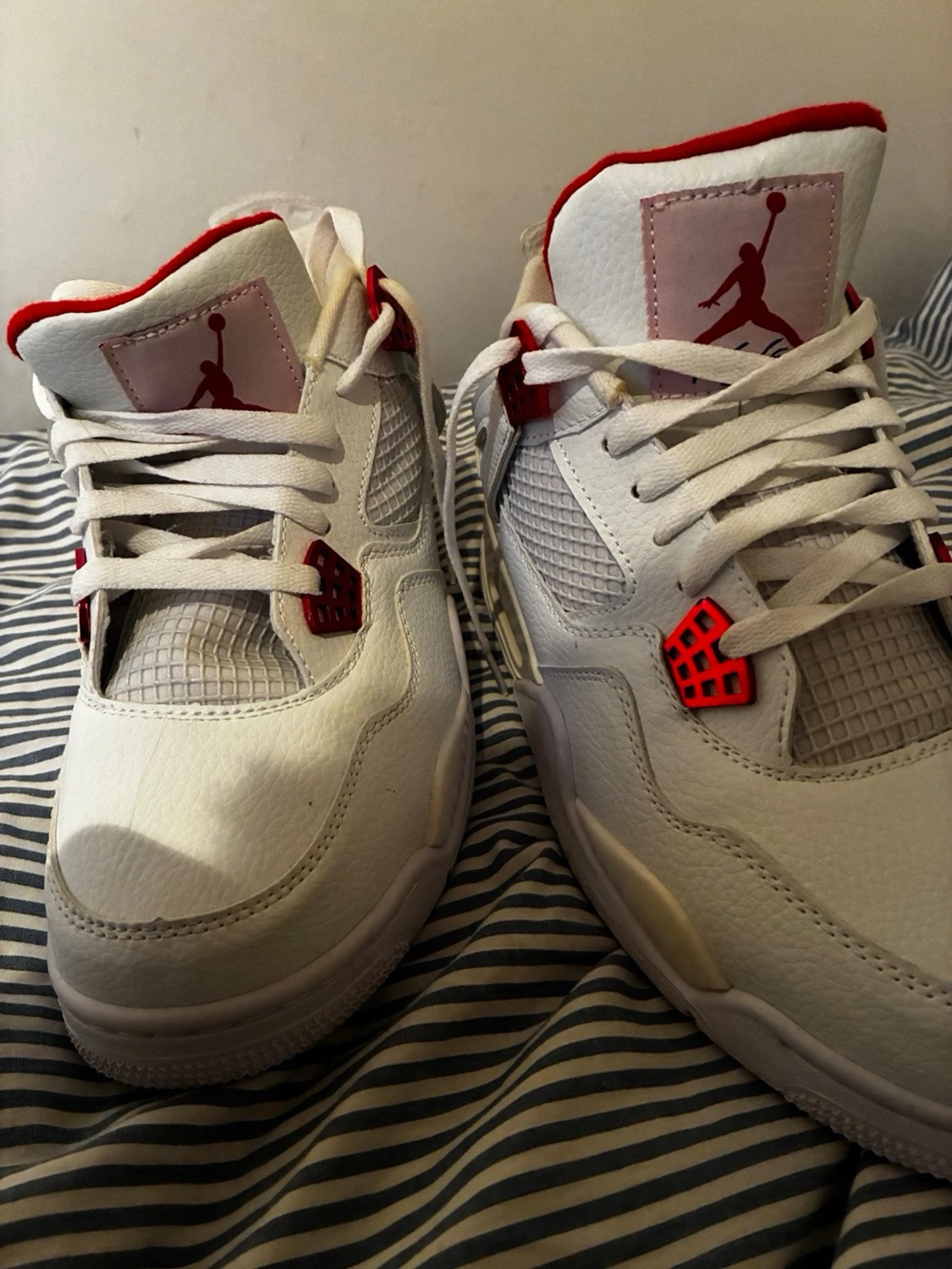 Vita Air Jordan 4 med röda detaljer - 1