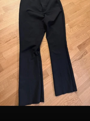 Bikbok kostymbyxor  - Snygga svarta kostymbyxor med raka ben och diskreta fickor bak. Klassisk passform och stilren look som funkar till skjorta eller t-shirt. Materialet ser ut att vara en mjuk och lite stretchig blandning, perfekt för en clean outfit.