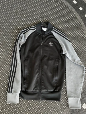 Hoodie  - Zip Hoodie från adidas, storlek xs,  Nypris 894 använd ett fåtal gånger .