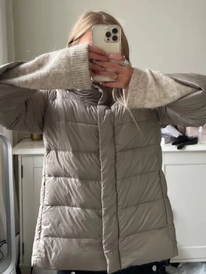 Herno liknande - trekvartsärmad jacka  - Intressekoll på denna as snygga trekvartsärmade jackan då den tyvärr inte kommer till användning. Färgen e lite beige/grå/guld. Storleken är M men passar mig bra som har XS/S så det beror på hur man vill att den ska sitta. Hör av er vid frågor eller fler bilder!💕