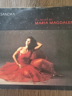 Sandra – Maria Magdalena vinylsingel - Vinylsingel med Sandra, låten '(I'll Never Be) Maria Magdalena' samt 'Party Games' instrumental på baksidan. Omslaget har en bild på Sandra i röd klänning mot mörk bakgrund. Producerad och arrangerad av Michael Cretu. Perfekt för samlare av 80-talsmusik.