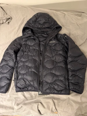 Svart dunjacka Peak Performance - Hej säljer nu denna Peak Performance vind jacka. Den är helt ny och ny pris är 3000kr! Vid funderingar är det bara att skriva 
