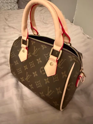 Jättefin väska helt oanvänd  - Snygg handväska helt oanvänd. Säljer då den aldrig kommer till användning. Skicket är helt nytt då den aldrig är använd. Perfekt för dig som gillar ikoniska designeraccessoarer.