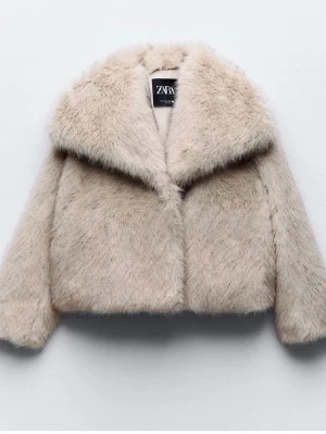  fuskpälsjacka från Zara - Säljer en fluffig fuskpälsjacka från Zara med bred krage och rak passform. Jackan har en lyxig look och är perfekt för kalla vinterdagar. Materialet är mjukt och ger en trendig vibe till din outfit💕