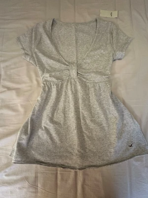 Grå v-ringad topp från Hollister - Babydoll top new with tags 