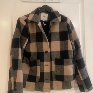 Kort kappa - 🌸 superfin kort kappa 🌸 använd några enstaka gånger 🌸 normal i storleken 🌸 köpte för ca 500kr 🌸 säljer då den inte kommer till användning längre