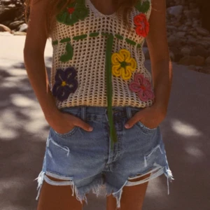 Blå jeansshorts med slitningar - Säljer dessa blåa jeansshorts från Zara som inte längre går att köpa. Dom är midwaist men går att vika ner enkelt så dom blir lowwaist. Använda 1-2 gånger så alltså väldigt bra skick. Dom är i storlek 38 men har vanligtvis storlek 36.💞