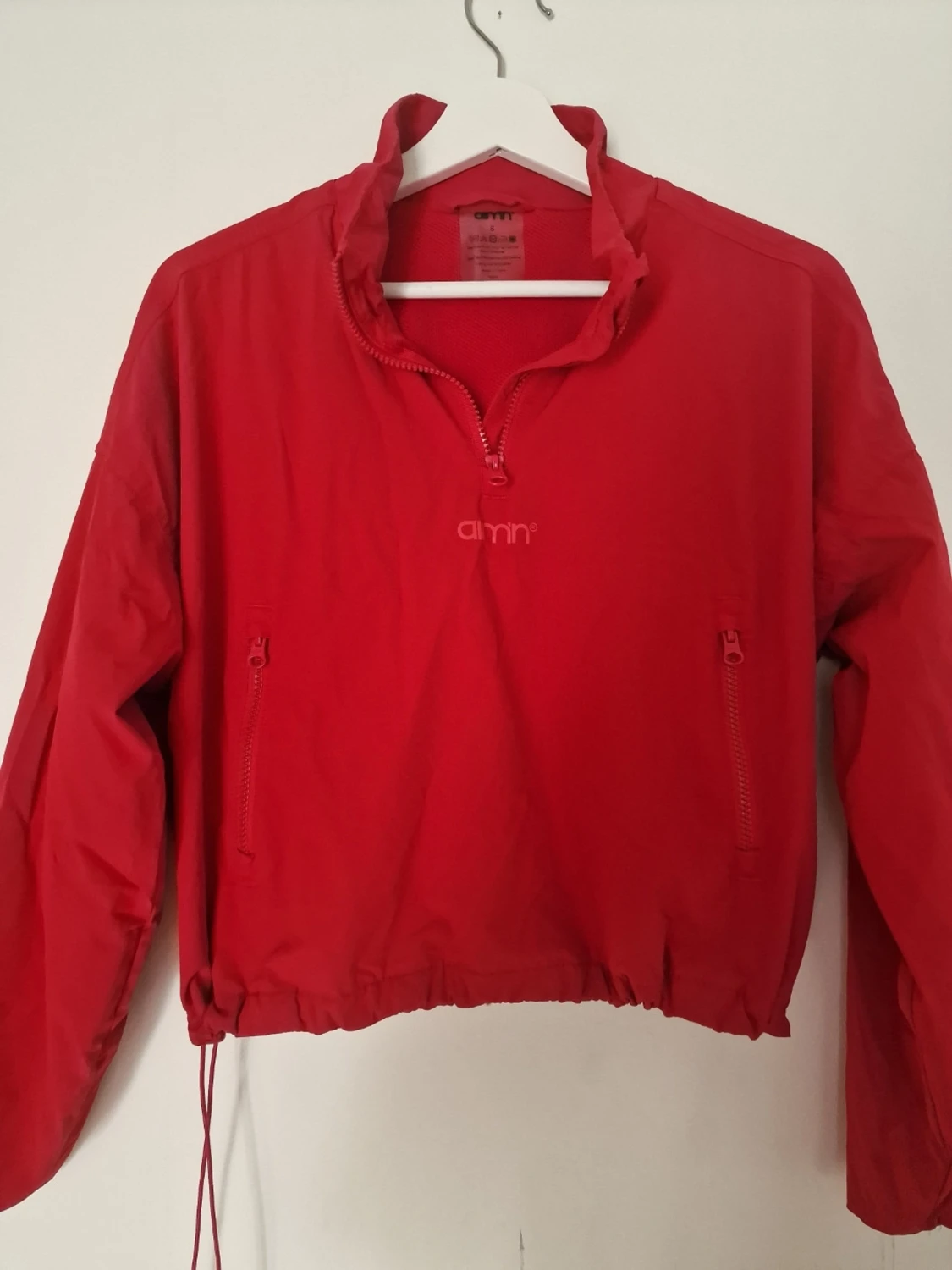 Röd vindjacka från Aimn 