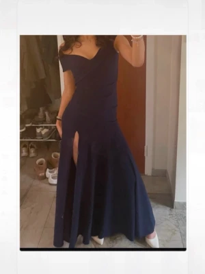 Marinblå balklänning med slits - Säljer min balklänning från förra året 💙 Klänningen är mörkblå med slits och i storlek M. Jag är 171 cm lång nu och den passar mig, men när jag använde den var jag lite kortare. Endast använd en gång, i mycket fint skick. Hör av dig vid intresse eller om du vill ha fler bilder!