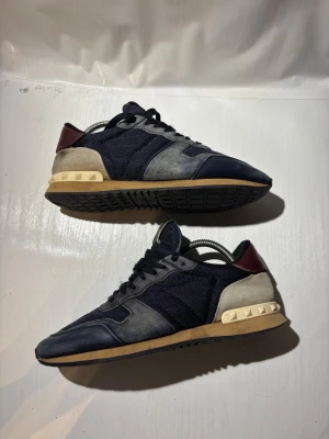 Valentino Rockrunners - Hej! Säljer nu mina skor från märket Valentino, storlek 44.5 bra skick, allt på bilden ingår. Tveka inte på att höra av dig om du har frågor eller funderingar kring skorna! 