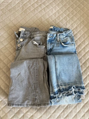 2pack gina tricot jeans - Säljer dessa två jeans tillsammans. Har använt ett par gånger och jag har sprättat upp sömen på de blåa jeansen då de blev snyggare så. Väldigt bra kvalitet på jeans. Båda jeansen är storlek 152 och kommer från Gina