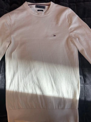 Beige unisex stickad tröja Tommy Hilfiger - Säljer Tommy hilfiger tröja för 450, nypris 900.