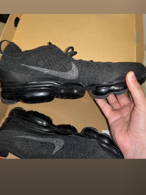 Nike vapormax (unisex) - Använda Max 1-2ggr, helt nya i skicket. Storlek 40/40.5 unisex) Pris kan diskuteras vid snabb affär!