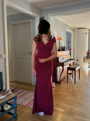 Balklänning vinröd Bubbleroom - Super super fin balklänning från Bubbleroom i storlek S! Den är endast använd en gång men ser dock helt oanvänd ut. Klänningen är köpt på Bubblerooms egna hemsida för 999 kr