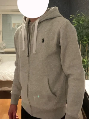 Ralph Lauren Hoodie - Sho! Säljer denna sköna hoodie då den aldrig kommit till någon användning. Storleken är M men passar även S. Vid övriga funderingar finns jag i DM. Pris är såklart inte hugget i sten! 😎☀️