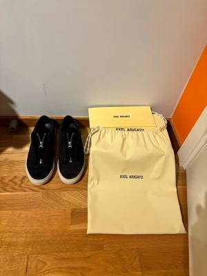 Axel arigato zip  - Axel arigato zip i storlek 41, väl omhändertagna. Påse samt stickers ifall någon är intresserad medföljer. Priset är inte hugget i sten och kan förhandlas vid snabb affär. 