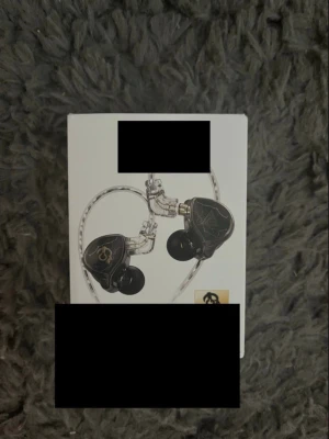 Gaming earbuds - in ear / hörlurar - Aldrig använda, kommer med nya earbuds vita och svarta, bra sladd så att dem ej går sönder!! 😀