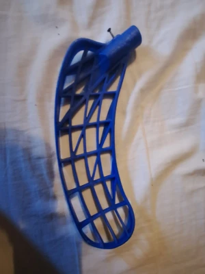 Blått unihoc unilite blad PE - Säljer ett blått innebandyblad i plast med rutmönstrad design. Passar till innebandyklubba och har en lätt böjd form för bättre bollkontroll. Perfekt för dig som vill byta blad på klubban eller behöver ett extra.