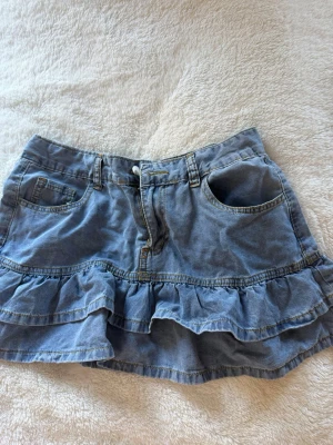 volangkjol - Säljer en blå jeanskjol med volanger. Strorlek DS, endast testat. Från temu ❤️