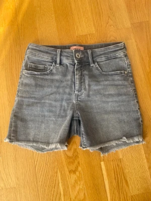 Jeansshorts - Snygga grå jeansshorts från ONLY i fint skick🤗
