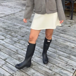 Hunter stövlar - Sååå snygga Hunter regnstövlar som nästan är helt oanvända 💛🩷Pris kan diskuteras vid snabb affär!!! Är 37 men passar mig som brukar ha 38