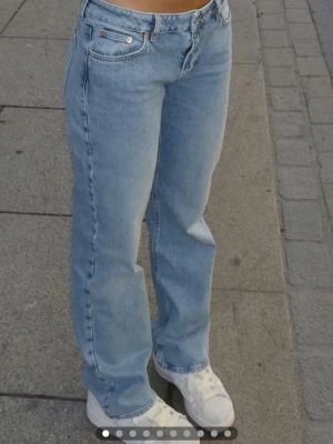 Ljusblå raka jeans  - Säljer ett par ljusblå raka jeans från junkyard med medelhög midja, super trendiga & sköna! Använda typ 2 gånger så inga defekter! Nypris är 599🩷