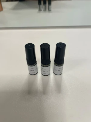 Curiosa Golden Spirit, Coconilla, Bouji Lemon -  Innehăller Golden Spirit, Coconilla och Bouji Lemon (Doftbeskrivning finns på bild 2) Saljer för 25kr styck eller alla 3 för 60kr 🩷 Golden Spirit Toppnoter: Cognac. Hjärtnoter: Kanel, Tonkaböna och Ek. Basnoter: Vanilj, Pralin och Sandelträ. Coconilla Toppnoter: Salt karamell, Pistage och Kokosvatten. Hjärtnoter: Vanilj, Kokosmjölk och Jasmin. Basnoter: Tonkaböna, Sandelträ, Mysk och Amber. Bouji Lemon Toppnoter: Citron, Socker Hjärtnoter: Fresia, Hallon, Citronblomma Basnoter: Vanilj, Mysk