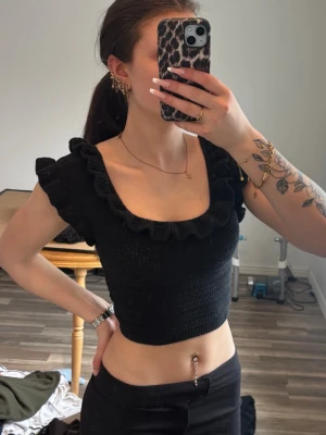Svart croppad topp med volang - Svart topp