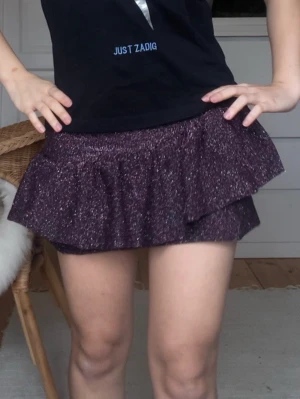 Glittrig kjol - Jätte fin glittrig kjol från Zara. Liten i midjan men den är väldigt stretchig i midjan! Midja rakt över när man inte ”töjt ut” den: 26cm. Midja när den är ”max uttöjd”: 35cm. 