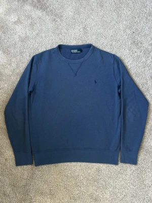 Ralph Lauren tröja - Hej! Säljer denna fina blå Polo Ralph Lauren tröjan. Gott skick utan defekter och är i helhet som ny, tvättlappen är avklippt pga att det var ivägen. Storleken är Medium och är true to size. 100% bomull. Tröjan är autentisk vilket jag alltid garanterar på mina varor jag säljer inkl denna! Hör gärna av dig vid minsta intresse av köp 😊Mvh DS 