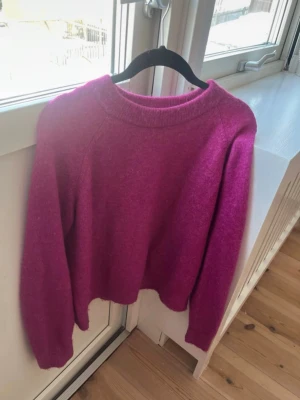  stickad tröja - Säljer min rosa stickade tröja från Zara, jätte fint skick och knappt använd❤️