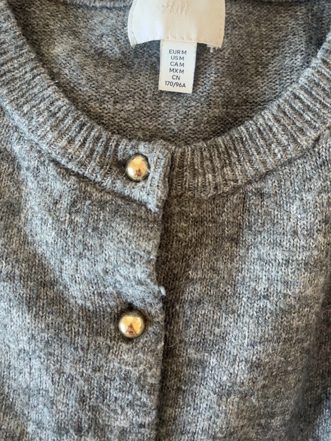 Grå kortärmad kofta med pärlknappar - 3