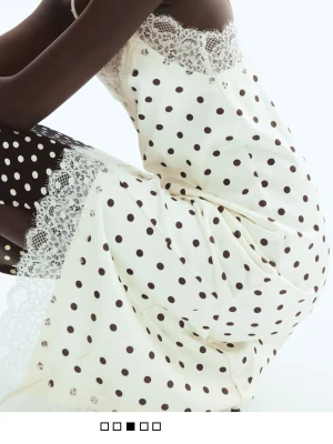 Klänning med prickar - Polkadott satin klänning i cremevit, sjukt snygg och trendigt med prickar samt spets