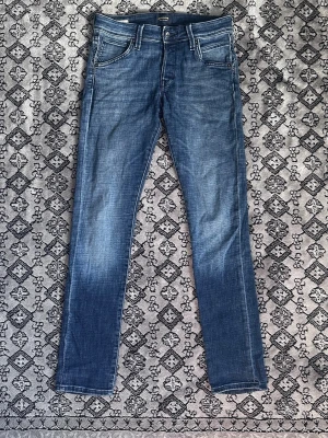 Blå jack&jones jeans - Dessa jeans är från jack&jones med en väldigt snygg fade som går längs benen. Dom är i storlek 28/32 och inte använda speciellt mycket 
