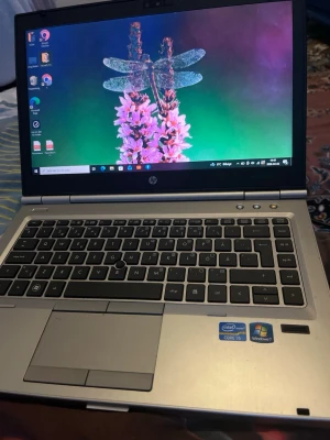 HP EliteBook silver laptop - HP EliteBook bärbar dator i silver med svart tangentbord och aluminiumchassi. Utrustad med Intel Core i5-processor och Windows 7. Kommer med laddare och svart USB-mus. Perfekt för plugg, surf och vardagsgrejer.