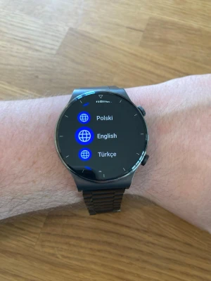 Huawei Watch GT 2 46mm (Nyskick) - Säljer en snygg rejäl smartklocka till herr på 46mm. Nära nyskick enligt bilder, inga repor, fungerar utmärkt. Massvis med funktioner såsom puls, sport, gps, sömn etc. Läs längre ner för mer info. Fås med metallarmband något kort (ej original) och original laddare.  Nypris: 2200 SEK Begagnat pris: 1500 SEK  Mitt pris: 589 SEK  Skickas alltid snabbt och spårbart. Skriv vid frågor och se gärna mina andra annonser!   GRATIS: För betalande kunder erbjuder jag personlig experthjälp för dig att göra n