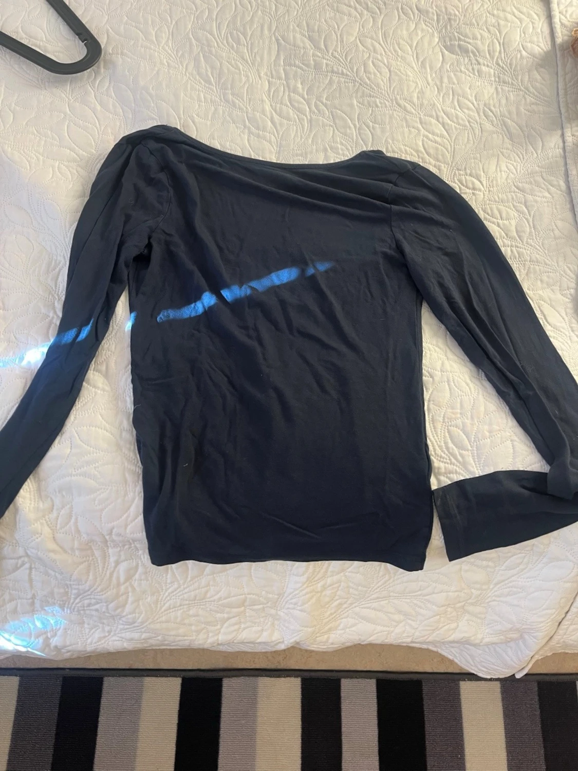 Mörkblå långärmad topp med djup rygg