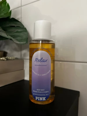 Relax Body Mist från Victoria’s Secret  - Fräsch body mist från Victoria’s Secret med lavendelolja och vanilj. Flaskan är genomskinlig med lila etikett och vitt lock. Innehåller eteriska oljor och har en avslappnande doftprofil. Helt ny!! 
